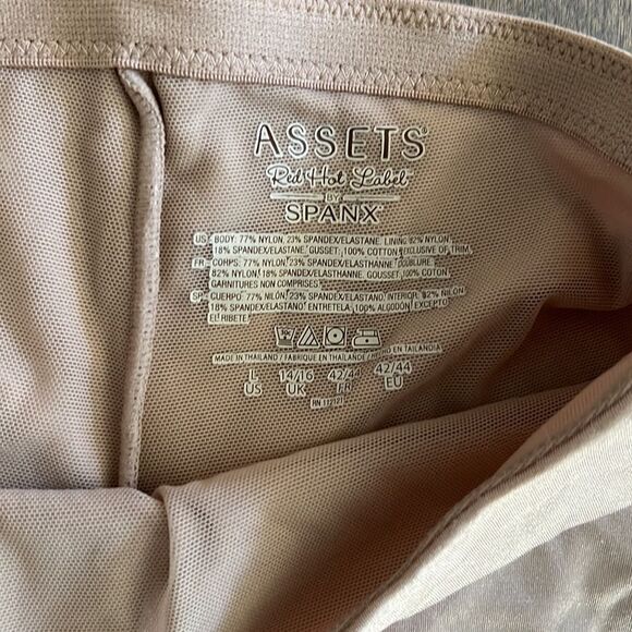 Spanx Assets Red Hot Label Shorts Shapewear Sz-Large - Picture 2 of 8